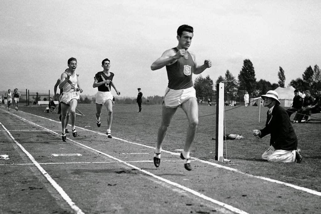 Louis-Zamperini-Wins-the-Mile-in-Seattle-1939