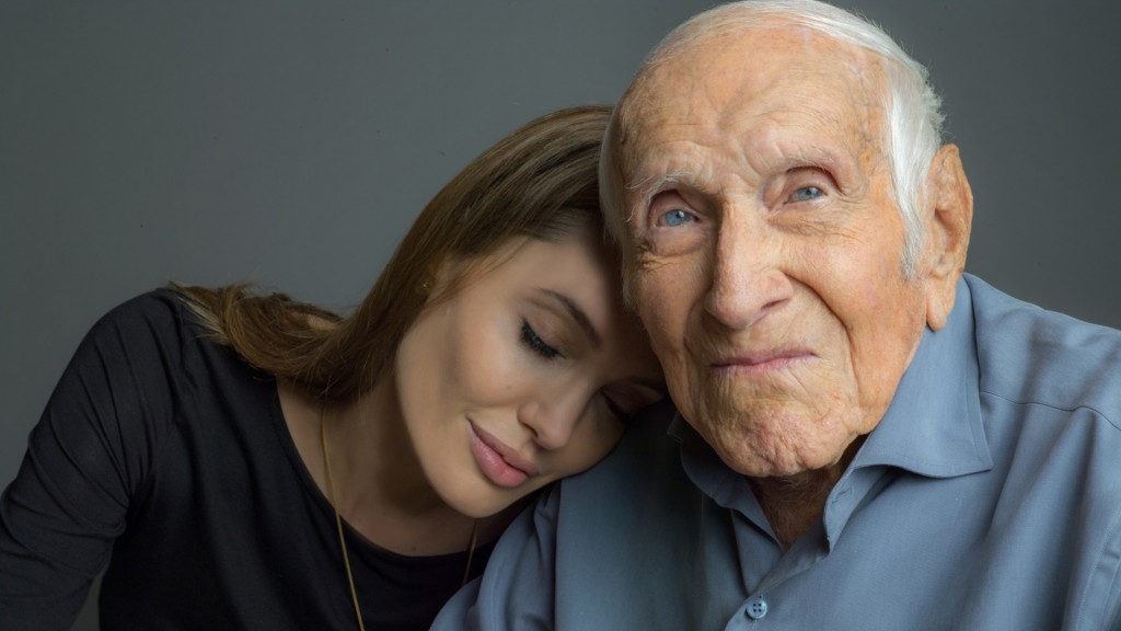 angelina-jolie-e-louis-zamperini-em-primeira-foto-do-filme-unbroken-1381449057305_1920x1080