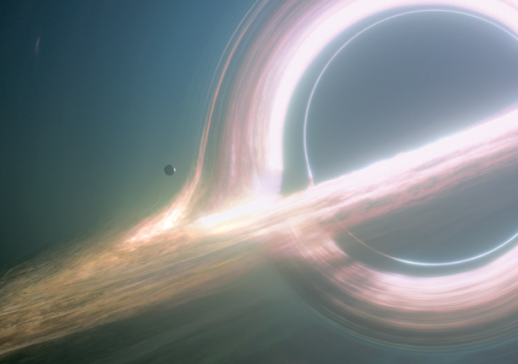 аргантюа и ее аккреционный диск с планетой Миллер над левым краем диска. Из-за большой яркости диска звёзды и туманности позади дыры едва заметны. Иллюстрация из книги «Интерстеллар. Наука за кадром». 