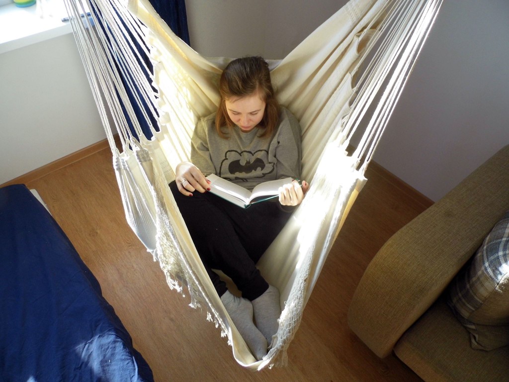Любимая литературная привычка — читать в гамаке.