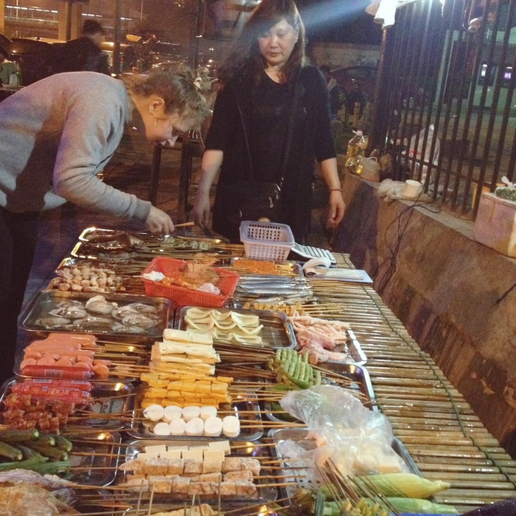 Выбранные овощи и мясо при тебе жарят на мангале