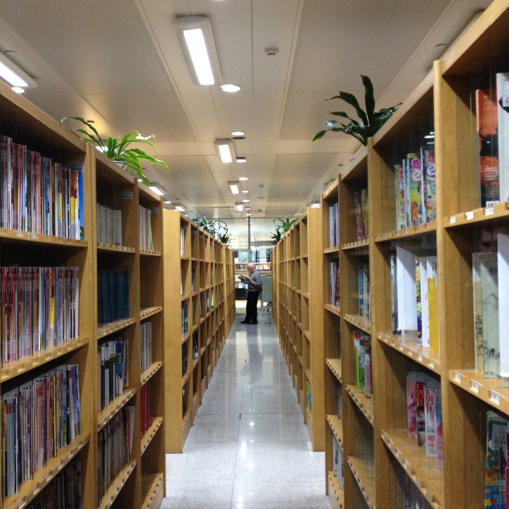 Полки с огромным количеством китайских журналов