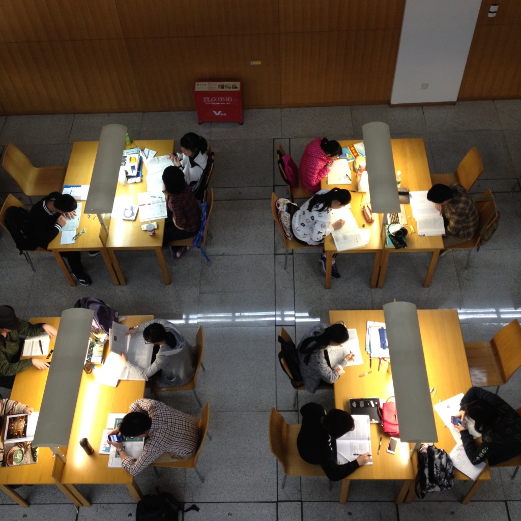 Удобные столики