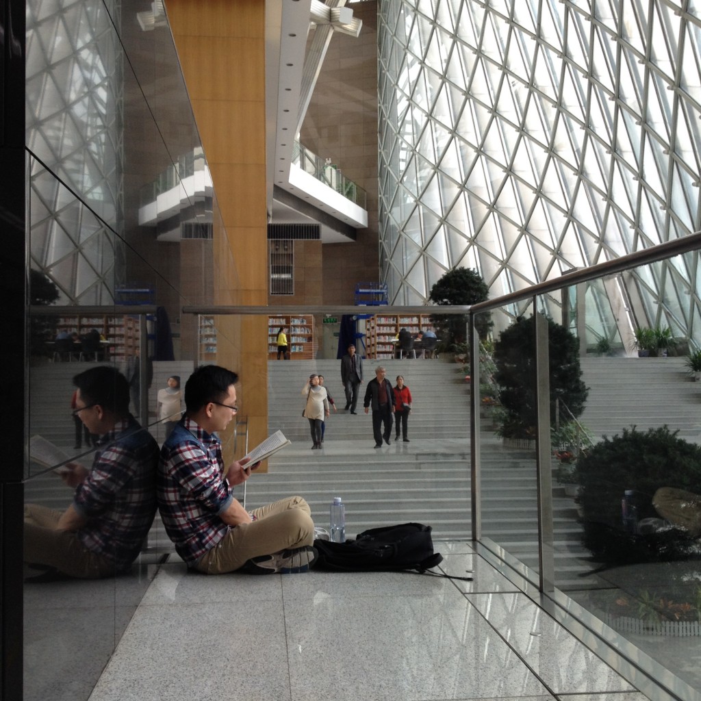 Другим нравится сидеть на полу